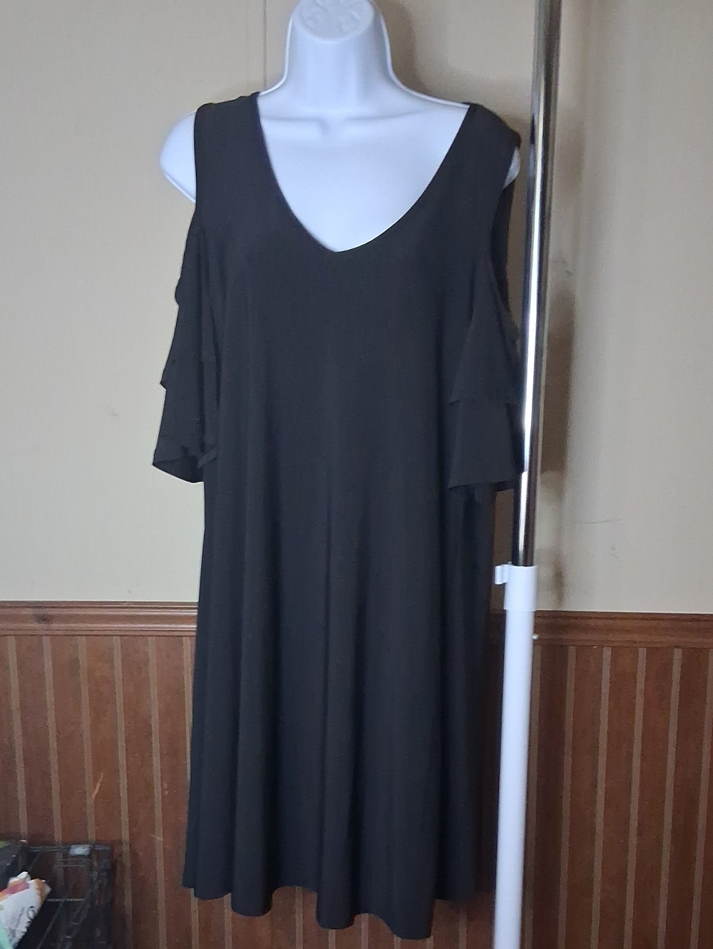 Luxology Black Cold-Shoulder V-Neck Midi Dress